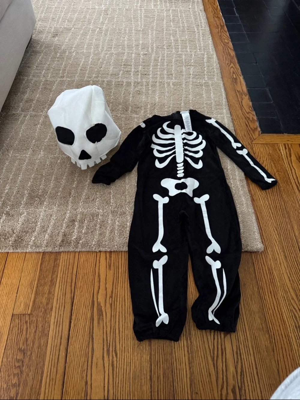 Pottery Barn Kids Black Skeleton Outfit with White Rib Print size 5T - Picture 1 of 4